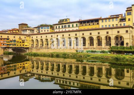 Corridoio Vasariano o Corridoio Vasariano e Ponte Vecchio a Firenze, Toscana, Italia e riflessione nel fiume Arno Foto Stock