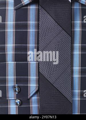 Primo piano di una camicia blu con colletto in tartan da uomo e cravatta sottile Foto Stock