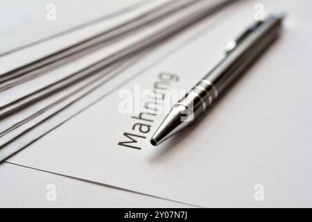 Un promemoria e un biro giacciono su un tavolo in ufficio Foto Stock