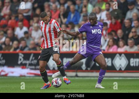 Sheffield, Regno Unito. 1 settembre 2024. Vinicius Souza di Sheffield United prende il pallone da Edo Kayembe di Watford durante la partita del Campionato Sky Bet Sheffield United vs Watford a Bramall Lane, Sheffield, Regno Unito, 1 settembre 2024 (foto di Alfie Cosgrove/News Images) a Sheffield, Regno Unito il 9/1/2024. (Foto di Alfie Cosgrove/News Images/Sipa USA) credito: SIPA USA/Alamy Live News Foto Stock