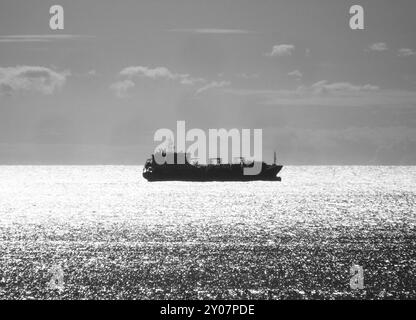 Nave per il trasporto di prodotti chimici ancorata di fronte al porto di Barcellona. 25 ottobre 2023 Foto Stock