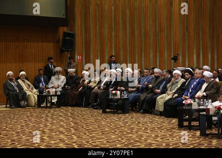 La Conferenza fondatrice dell'Assemblea irachena di unità islamica si tiene a Baghdad con l'intento di sostenere l'unità tra le nazioni islamiche nonostante le varie confessioni islamiche e le attuali tensioni sciite-sunnite. È stato organizzato e sostenuto dall'Iran e ha visto la partecipazione di alti funzionari iraniani e iracheni, nonché di alcuni chierici sunniti e sciiti di diversi paesi, tra cui Siria, Egitto, Libia, Qatar, Libano, Iran e Iraq. All’interno della conferenza è stato anche discusso la questione della cosiddetta “mezzaluna sciita”, che si estende dall’Iran al Libano, e come preservarla. Foto Stock