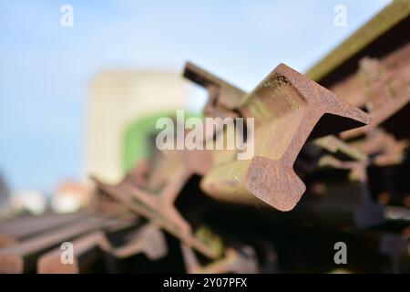 Binari ferroviari arrugginiti in un deposito nel porto di Magdeburgo Foto Stock