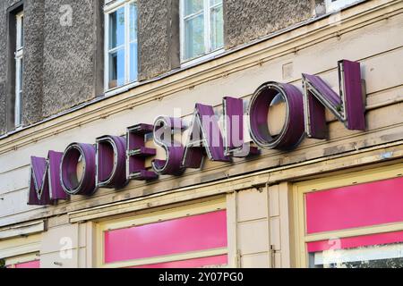 Vecchio cartello al neon su un ex negozio di moda abbandonato a Berlino Foto Stock