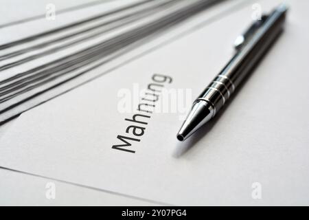 Un promemoria e un biro giacciono su un tavolo in ufficio Foto Stock