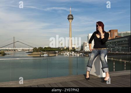 Giovane donna con una sigaretta nel Media Harbour di Duesseldorf Foto Stock