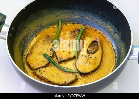 Shorshe Ilish, una deliziosa ricetta bengalese a base di pesce Hilsa (Tenualosa ilisha) e senape. Cucinato in una padella antiaderente, questo è un bengalese tradizionale Foto Stock