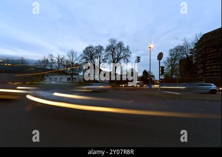 Al crepuscolo c'è un incrocio stradale molto trafficato Foto Stock
