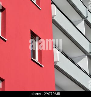 Facciata di un edificio residenziale vuoto a Magdeburgo Foto Stock