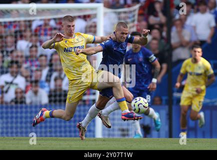 Adam Wharton (a sinistra) di Crystal Palace e Mykhaylo Mudryk del Chelsea si battono per il pallone durante la partita di Premier League allo Stamford Bridge di Londra. Data foto: Domenica 1 settembre 2024. Foto Stock