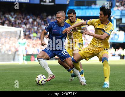 Mykhaylo Mudryk (a sinistra) del Chelsea combatte con Daichi Kamada (a destra) del Crystal Palace e Daniel Munoz durante la partita di Premier League allo Stamford Bridge di Londra. Data foto: Domenica 1 settembre 2024. Foto Stock