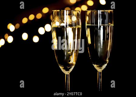 Den Helder, paesi bassi. dicembre 2022. Bicchieri TW di champaign con sfondo bokeh Foto Stock