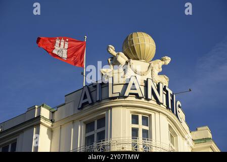 Europa, Germania, Amburgo, Lago Alster esterno, Vista sull'Hotel Atlantic, decorazione della facciata con globo, bandiera Amburgo, Amburgo, Repubblica Federale di Foto Stock