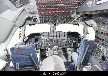 Lelystad, Paesi Bassi. Luglio 2022. Primo piano degli strumenti della cabina di pilotaggio di un Boeing 747 Foto Stock