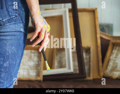 Primo piano della donna artista mano che tiene il pennello Foto Stock