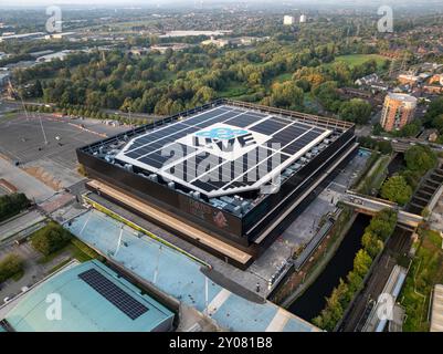 Vista aerea dell'edificio CO-OP LIVE con tetto piatto e logo "COOP LIVE" a Manchester nel Regno Unito Foto Stock