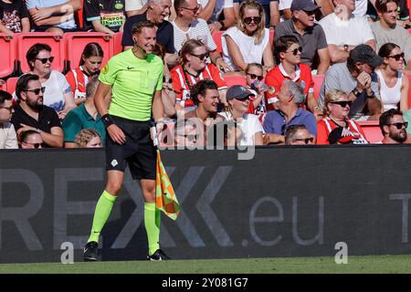 Eindhoven, Paesi Bassi. 1 settembre 2024. EINDHOVEN, PAESI BASSI - 1 SETTEMBRE: Assistente arbitro Marco Ribbink durante una partita olandese Eredivisie tra PSV e Go Ahead Eagles al Philips Stadion il 1° settembre 2024 a Eindhoven, Paesi Bassi. (Foto di Broer van den Boom/Orange Pictures) credito: dpa/Alamy Live News Foto Stock