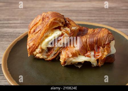 Vista su un panino da colazione con croissant. Foto Stock