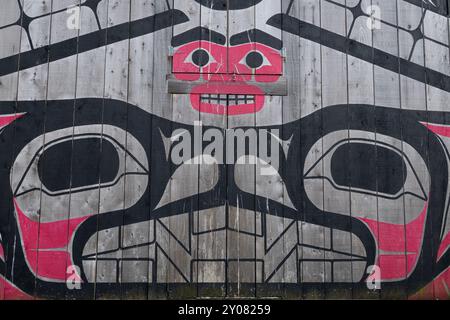 Alaska, Annette Island, Metlakatla. Lunga casa tradizionale che rappresenta i clan Tsimshian: Aquila, corvo, lupo e balena assassina. Foto Stock