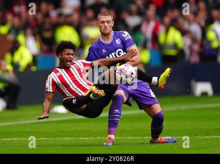 Matthew Pollock di Watford (a destra) sfida Rhian Brewster dello Sheffield United durante lo Sky Bet Championship match a Bramall Lane, Sheffield Data immagine: Domenica 1 settembre 2024. Foto Stock