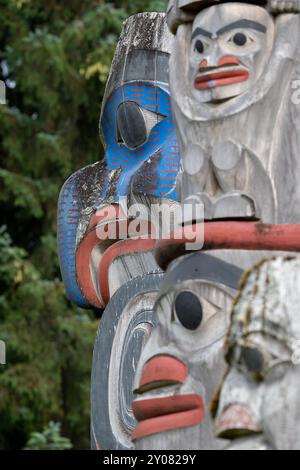 Alaska, Annette Island, Metlakatla. Pali totem tradizionali di Tsimshian. Foto Stock