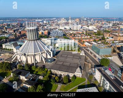 Una vista aerea di Liverpool, Inghilterra, con la Cattedrale metropolitana di Liverpool e lo skyline della città. Foto Stock