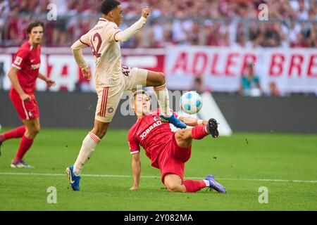 Jamal MUSIALA, FCB 42 gareggiano per la palla, tackle, duello, colpo di testa, zweikampf, azione, lotta contro Ritsu Doan, FRG 42 nella partita FC BAYERN MUENCHEN - SC FREIBURG il 1° settembre 2024 a Monaco, Germania. Stagione 2024/2025, 1.Bundesliga, FCB, Monaco, giorno 2, 2.Spieltag Photographer: immagini ddp/STAR-images - LE NORMATIVE DFL VIETANO QUALSIASI USO DI FOTOGRAFIE come SEQUENZE DI IMMAGINI e/o QUASI-VIDEO - crediti: ddp media GmbH/Alamy Live News Foto Stock