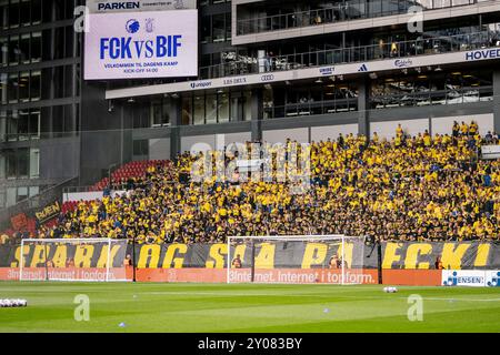 Danimarca. 1 settembre 2024. I tifosi del Broendby IF prima del 3F Superliga match tra FC Copenhagen e Broendby IF a Parken a Copenhagen, domenica 1 settembre 2024. (Foto: Mads Claus Rasmussen/Ritzau Scanpix) credito: Ritzau/Alamy Live News Foto Stock