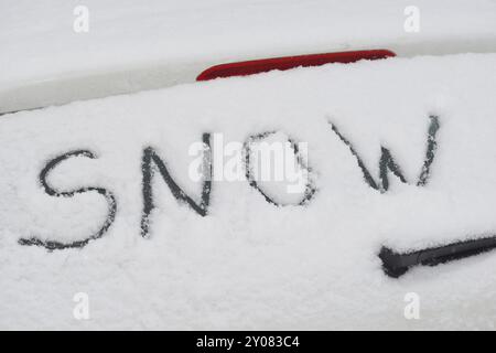 Finestrini dell'auto in inverno nella neve. Finestrino dell'auto in inverno nella neve Foto Stock