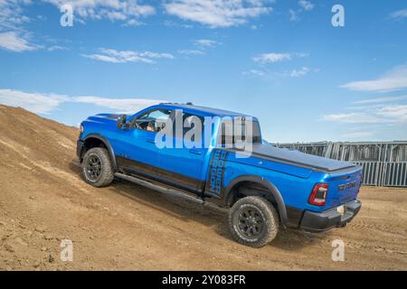 Loveland, CO, USA - 23 agosto 2023: RAM Power Wagon Truck su un percorso fuoristrada di allenamento fangoso. Foto Stock