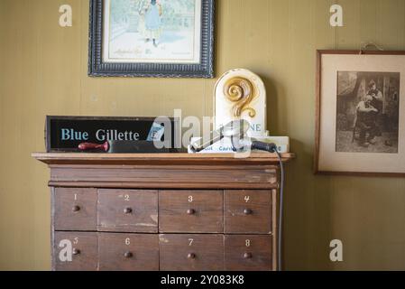 Enkhuizen, Paesi Bassi. Giugno 2022. L'interno vecchio stile di un barbiere Foto Stock