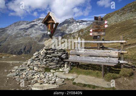 Santuario con panchina sulle montagne dell'alto Adige, Italia, Europa Foto Stock
