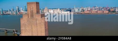 Una vista aerea di Liverpool, Inghilterra, con il fiume Mersey in primo piano e lo skyline della città sullo sfondo. Foto Stock