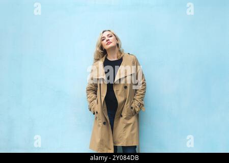 Donne di mezza età vicino al muro blu. Concetto di felicità Foto Stock