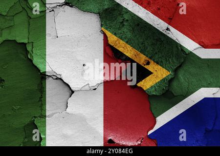 Bandiere d'Italia e del Sud Africa dipinte su un muro incrinato Foto Stock