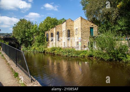 Hebden Bridge Little Theatre si trova sulle rive del canale Rochdale nella Calderdale Valley West Yorkshire Market Town di Hebden Bridge Foto Stock