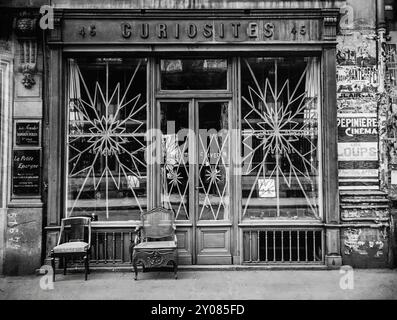 Nel settembre 1914, i tedeschi erano a trenta chilometri da Parigi. Durante questo periodo le finestre sono state rinforzate con reticoli di nastro di mascheratura. Per proteggere gli acquirenti durante un potenziale attacco aereo tedesco, i negozianti applicarono un nastro adesivo per mostrare le finestre per evitare che il vetro si frantumasse pericolosamente in tutte le direzioni, così i negozianti parigini competevano per l'uso più artistico del nastro anti-bombardamento nei loro progetti di finestre. Parigi, dove anche durante la guerra, l'eleganza è una priorità. Foto Stock