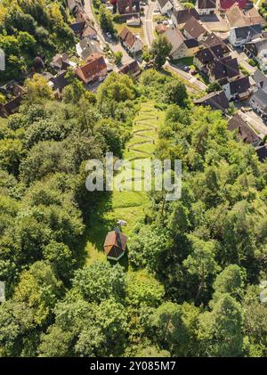 Un cimitero nella foresta ai margini di un villaggio, catturato dall'alto, Gundringen, Nagold, Foresta Nera, Germania, Europa Foto Stock