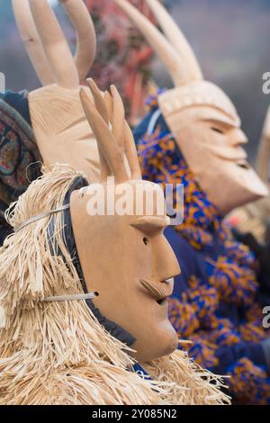 Maschere tradizionali in legno colorato nel Carnevale di Lazarim, Portogallo, nell'anno 2023. L'immagine mostra alcune persone in costume. Foto Stock