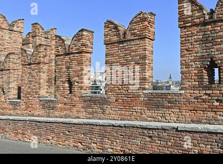 Le merlature in mattoni rossi, Ponte Scaligero, Verona Foto Stock