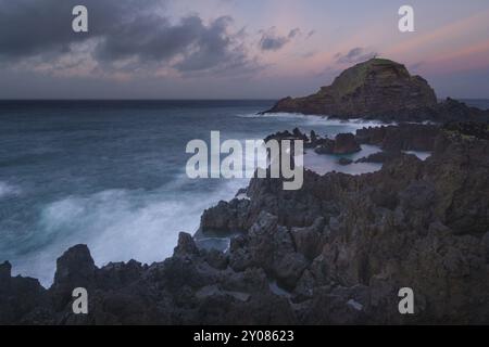 Mole isolotto paesaggio in Porto Moniz a Madeira al tramonto Foto Stock