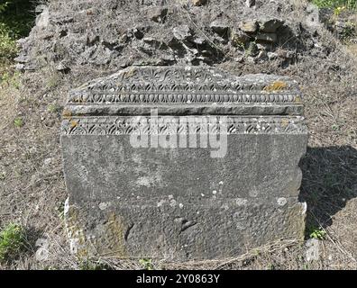 Frammento di una lapide sul bordo della via Appia Antica Foto Stock
