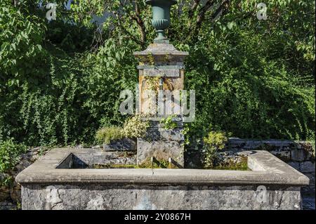 Vecchia fontana storica con rubinetto curvo beccuccio per acqua potabile permanente fornitura di acqua potabile acqua potabile pulita per il consumo umano cibo wi Foto Stock