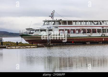 Il vecchio traghetto fluviale sorge sulla riva del lago Lagarfljot in Islanda Foto Stock