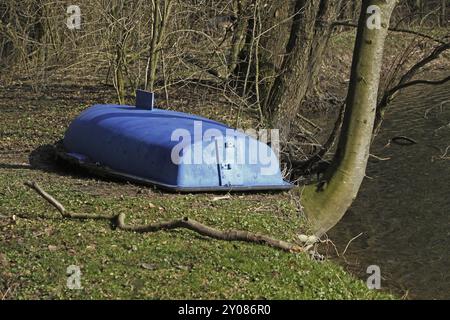 Barca a remi blu sulla riva Foto Stock