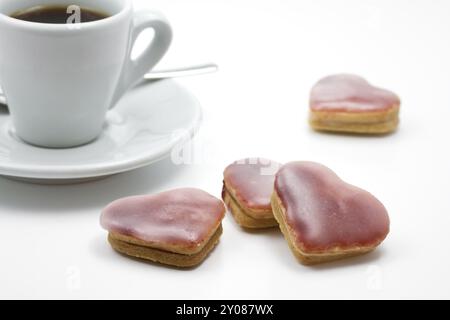 Biscotti natalizi rosa cuori con tazza espresso Foto Stock