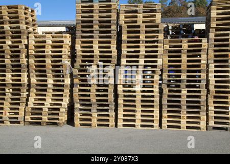 Pallet impilati gli uni sugli altri Foto Stock