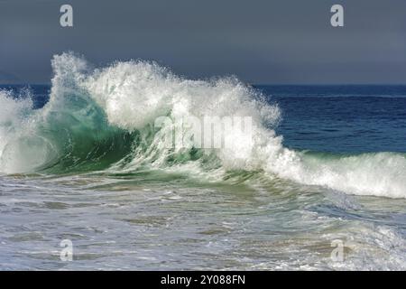 Ondata di schiantarsi al diavolo spiaggia di Ipanema, a Rio de Janeiro Foto Stock