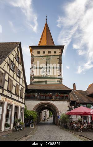 Edifici a graticcio con Obertorturm, Haigeracher Tor, la storica torre cittadina e punto di riferimento nel centro storico di Gengenbach, Ortenaukreis, Ba Foto Stock