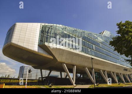 Amsterdam, Paesi Bassi. Agosto 2022. Architettura moderna ad Amsterdam sull'asse Sud Foto Stock